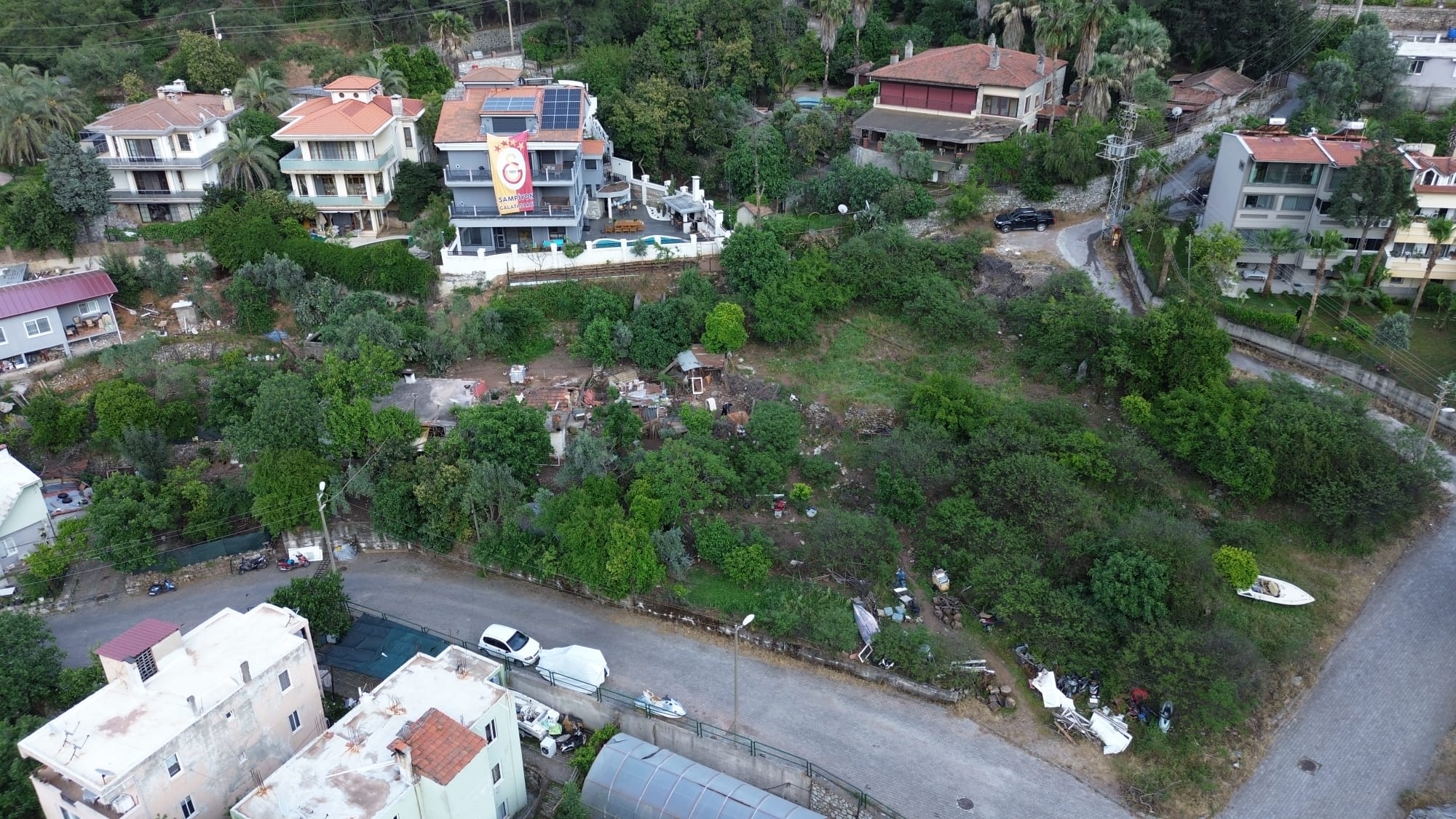 MABELDEN MARMARİSİN ENDEĞERLİ BÖLGELERİNDEN VİLLA BÖLGESİ ARMUTALANDA SATILIK  750M2 İMARLI ARSA